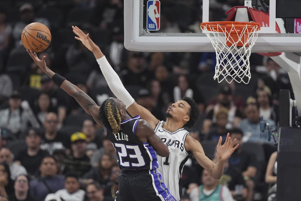 他在场上展 他在场上展